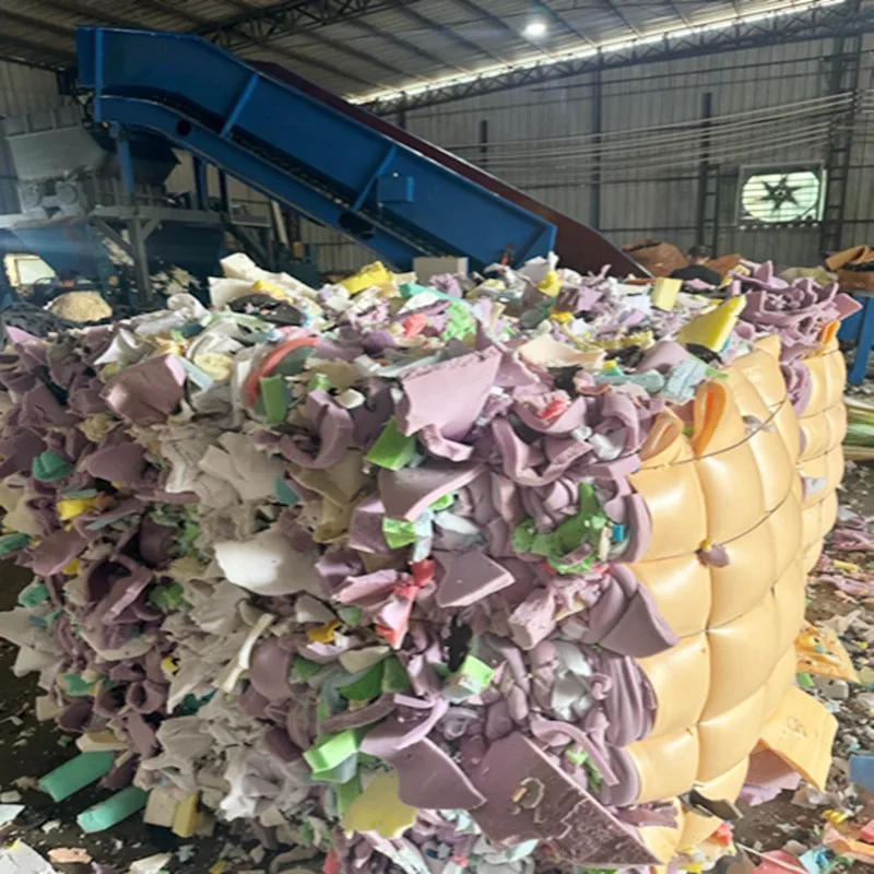 Pacas de recortes de espuma comprimidos listas para su envío